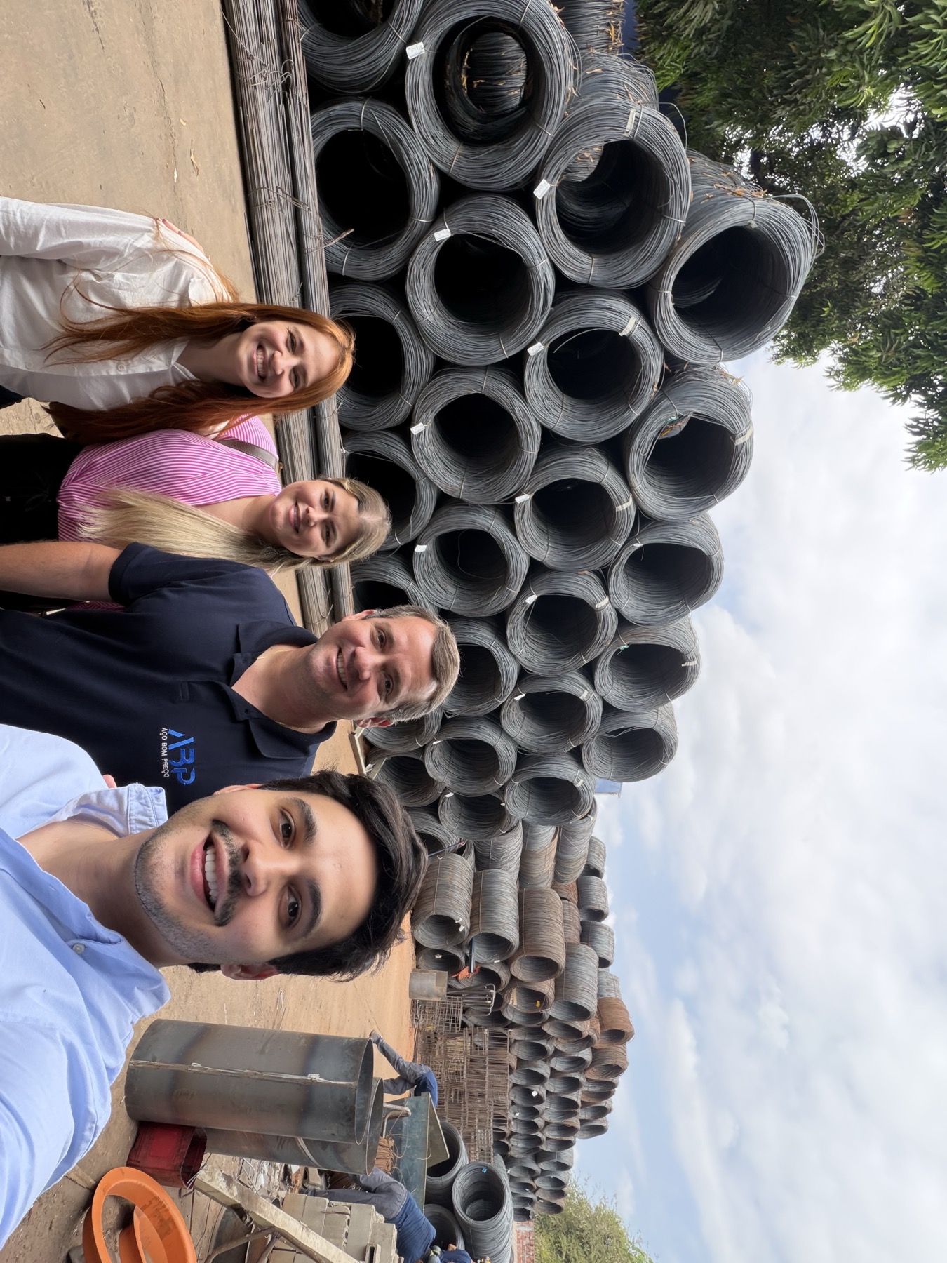 Equipe Miner e Aço Bom Preço no pátio